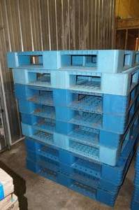lot 13 image: 9 Plastic Pallets
