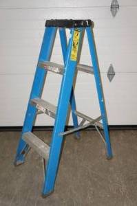 lot 22 image: Keller 674 4 Fiberglass Step Ladder - 225 Lb Rating