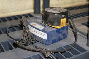 lot 66 image: Lincoln 12V Battery with Charger
