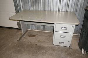 lot 99 image: 3 Drawer Desk
