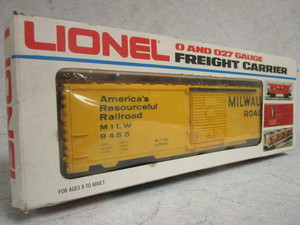 LIONEL MILWAUKEE ROAD FREIGHT CARRIER BOX CAR - NEW WITH ORIGINAL BOX