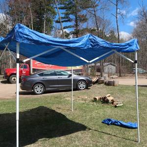 lot 39 image: EASY UP POP UP TENT