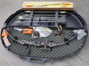 lot 43 image: AMERICAN SUPREME LITE COMPOUND BOW WITH ARROWS.