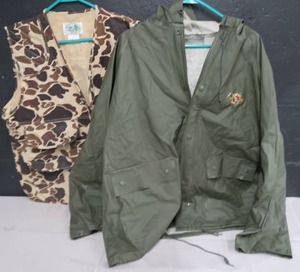 lot 46 image: STEARNS WATERPROOF JACKET HUNTING VEST.