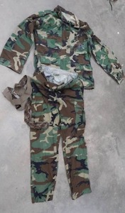 lot 49 image: WOODLAND CAMOUFLAGE COMBAT PANTS AND SHIRT.
