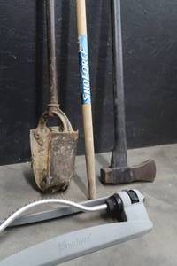 lot 72 image: YARD TOOLS
