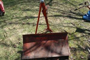 lot 90 image: GARDEN TRACTOR SNOW PLOW