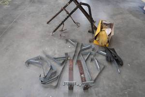 lot 110 image: LADDER AND ROOF JACKS