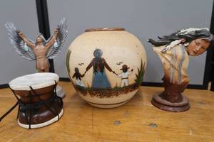 lot 129 image: HOME DECOR