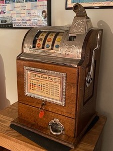lot 7 image: Jennings Operators Bell Five Cent Slot Machine