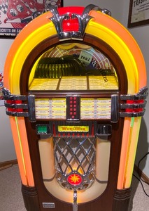 lot 11 image: Colorful Wurlitzer Juke Box