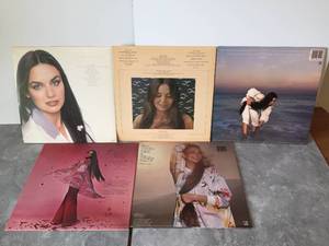 lot 69 image: Five Crystal Gayle Record Albums