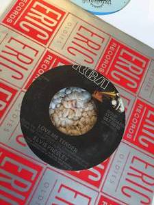 lot 117 image: Vintage 45 Case with 45s