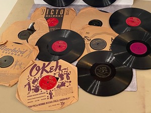 lot 126 image: Vintage Records Victrola