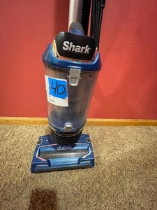 lot 40 image: SHARK DUOCLEAN  LIFT-AWAY UPRIGHT VACUUM UV700