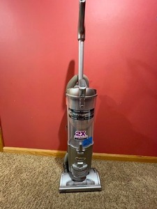 lot 26 image: Shark Navigator Swivel Pro Upright Vacuum NV60
