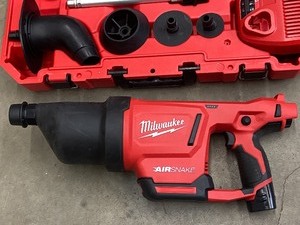 lot 8 image: Like New Milwaukee 12Volt Cordless Air Snake Tool Set