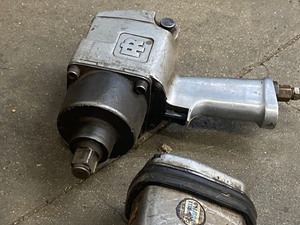 (2) 34-Drive Pneumatic Impact Wrenches
