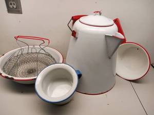lot 66 image: Vintage 1930s  Enamelware
