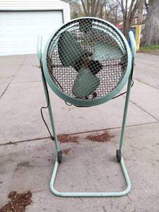 lot 09 image: Retro Fan DOES NOT WORK Great Nostaligic  Piece