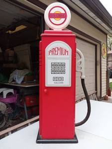 lot 07 image: Premium Gas Pump CD Holder
