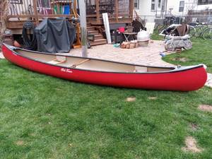 lot 01 image: 1990s Old Town Canoe 16ft