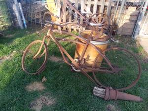 lot 29 image: Vintage 1950s Bike For Parts or Decor