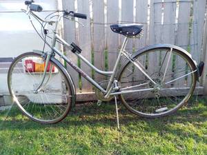 lot 23 image: 1983 26 Womens Schwinn World Tourist Bike
