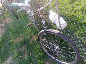 lot 28 image: Vintage 1960s Schwinn Bikes