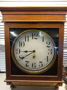 lot 87 image: Antique 1925 Clock