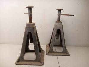 lot 113 image: Trailer Jacks Adjustable