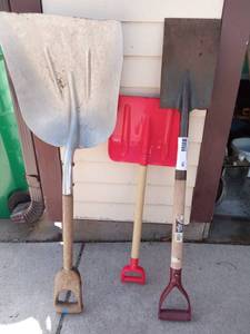 lot 120 image: Mom Dad and Baby Shovels