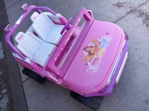 lot 124 image: Toyota Disney Princess Jeep