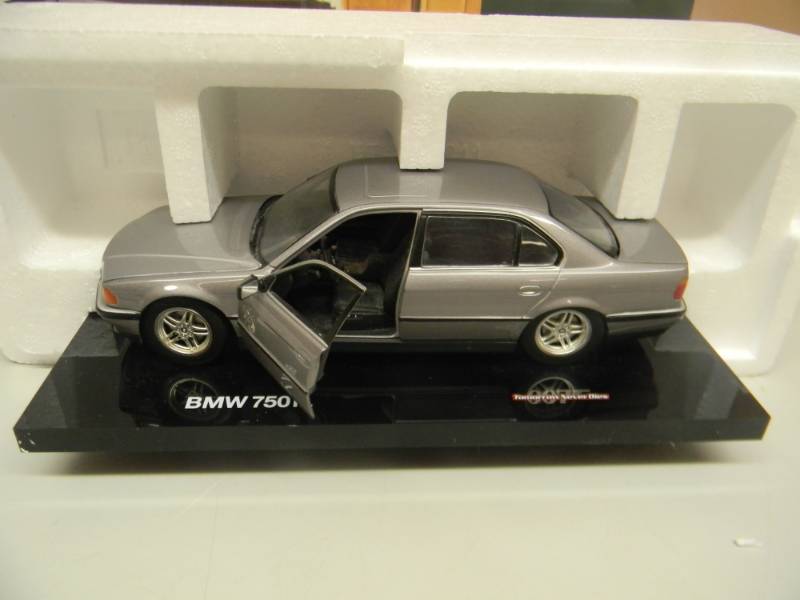 DEALER MODEL UT/MINICHAMPS 1/24 SCALE DIECAST 