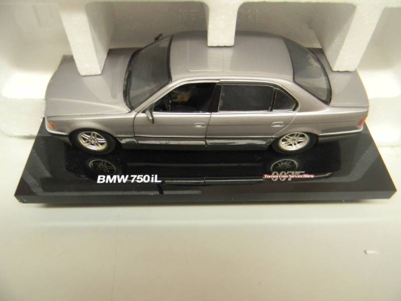 DEALER MODEL UT/MINICHAMPS 1/24 SCALE DIECAST 