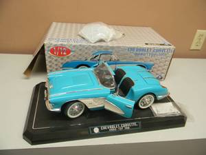 lot 6 image: SOLIDIO 112 SCALE DIE CAST - 1958 CHEVROLET CORVETTE HARD TOP, TURQUOISE - IN BOX - GREAT PIECE - SEE PICTURES