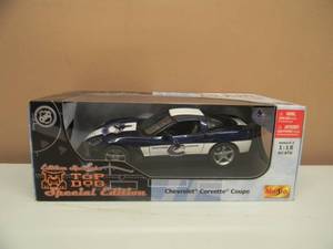 lot 17 image: Top Dog Limited Edition NHL Vancouver Canucks 118 Scale Chevrolet Corvette Coupe - NEW IN BOX - SEE PICTURES