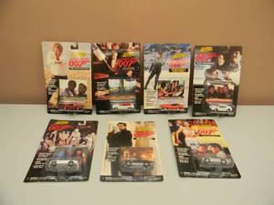 lot 39 image: JOHNNY LIGHTNING - JAMES BOND 007 164 SCALE MOVIE CARS - 7 FILMS - COOL SET - SEE PICTURES