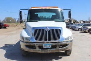 lot 95 image: 2006 International 4300 DT466 Car Carrier w Wheel Lift