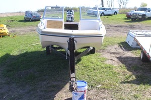 lot 91 image: Glastron Boat  Motor  Trailer Package