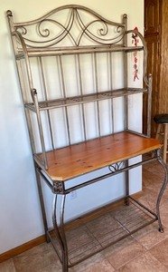 lot 90 image: Nifty Bakers Rack