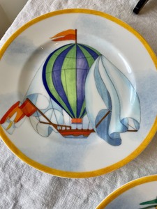 lot 103 image: 2 sets of 4 Hot Air Balloon Themed SnackLuncheon Plates