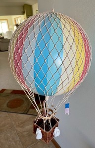 lot 195 image: Hot Air Balloon Art Figurine