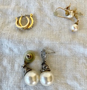lot 318 image: 14 Pairs of Earrings