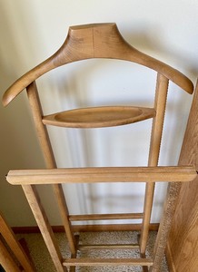 lot 325 image: Charming Butlers Clothing Rack