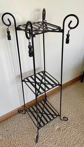 lot 326 image: Graceful Accent TableStand