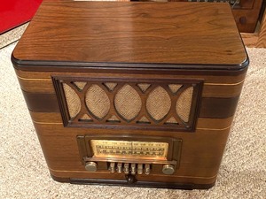 lot 3 image: Beautiful Vintage Radio