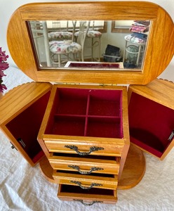 lot 281 image: Fine Jewelry Box and Faux Flowers