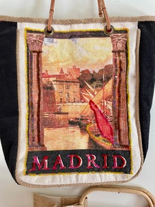 lot 338 image: 2 Cute Burlap Shopping Bags