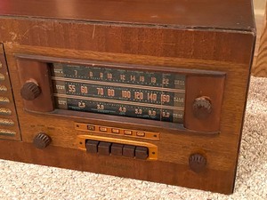 lot 4 image: Vintage General Electric Radio